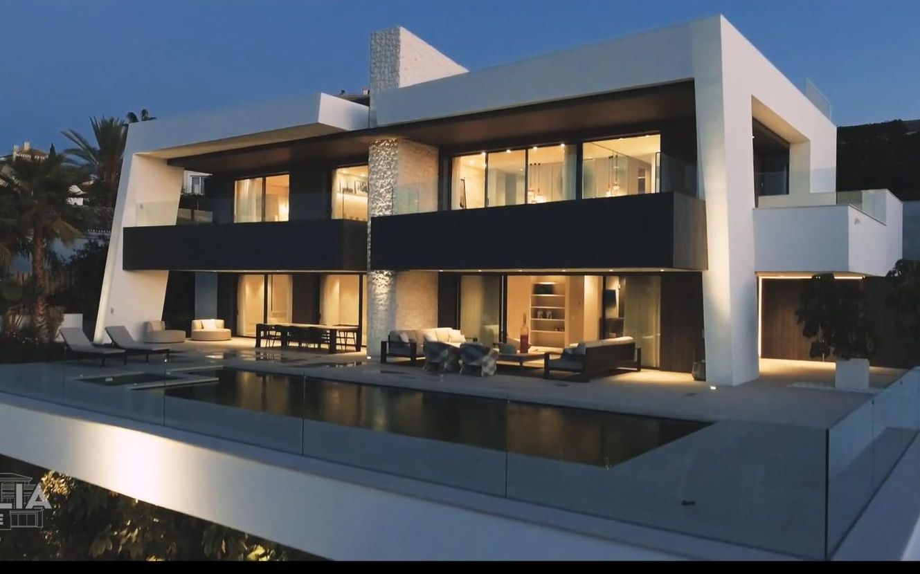 在西班牙马贝拉的一座前卫现代别墅