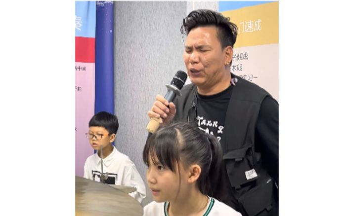 [图]又到愉快的周末假期，妞妞架子鼓演奏走起，轻松的音乐能解开生活的压力！