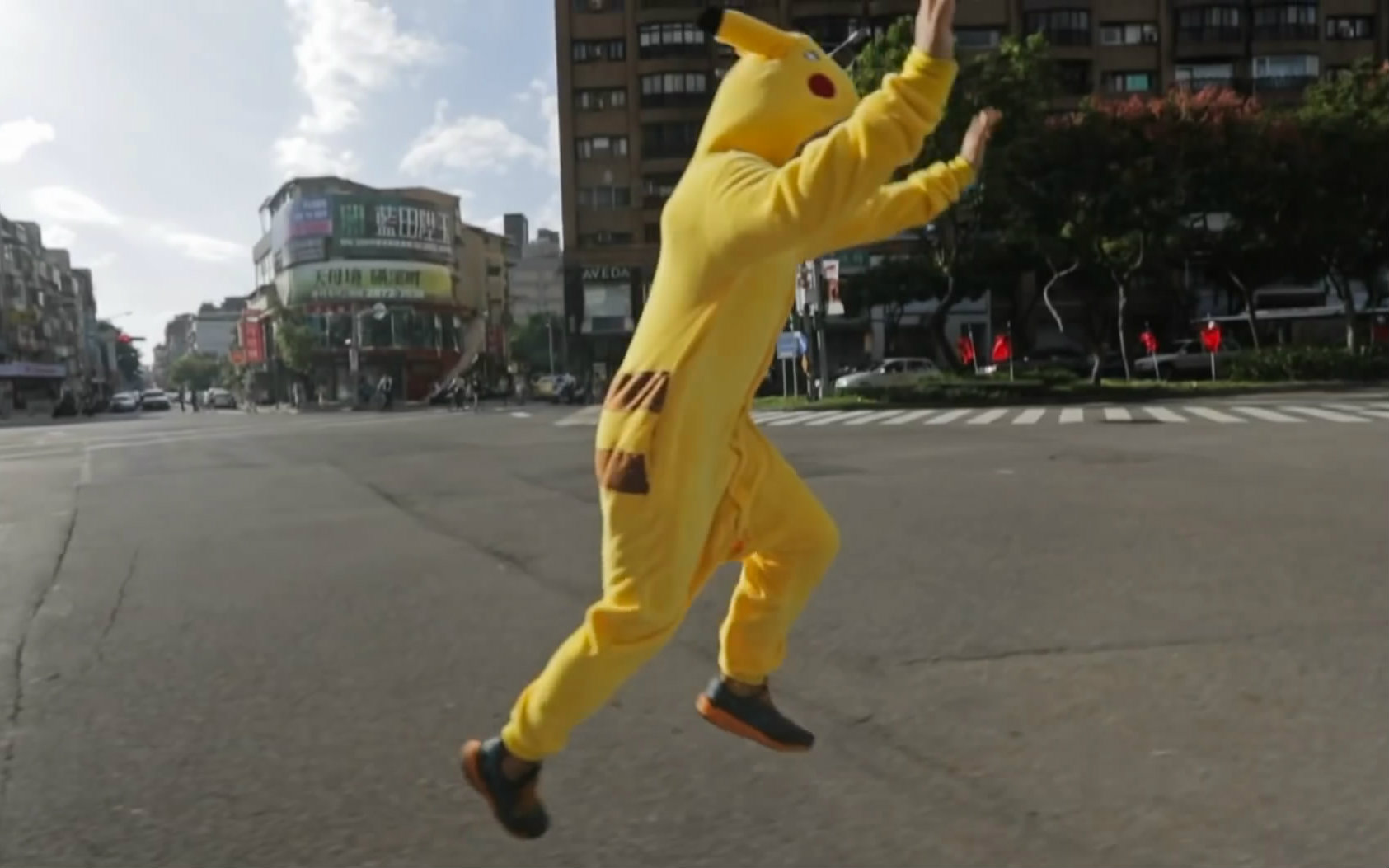 妈妈你看,这个皮卡丘会跑酷!_运动_生活_bilibili_哔哩哔哩
