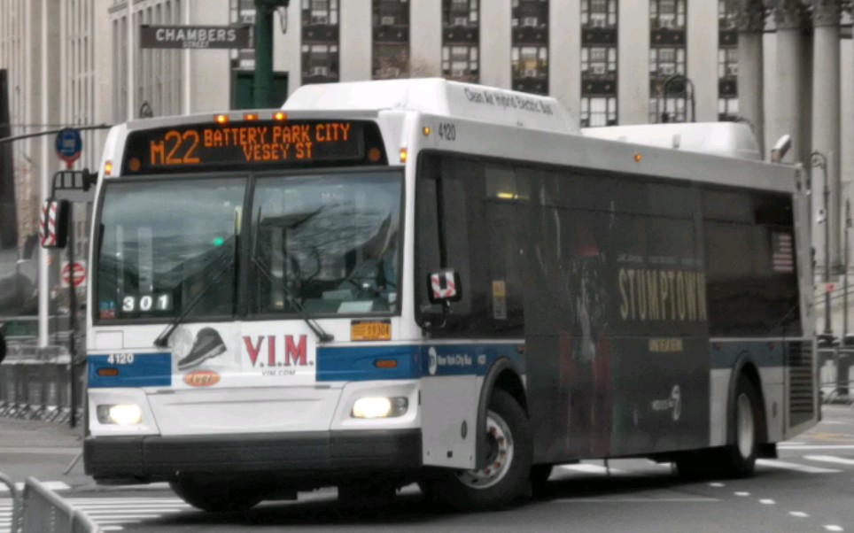 纽约m22路公交车驶过布鲁克林大桥附近