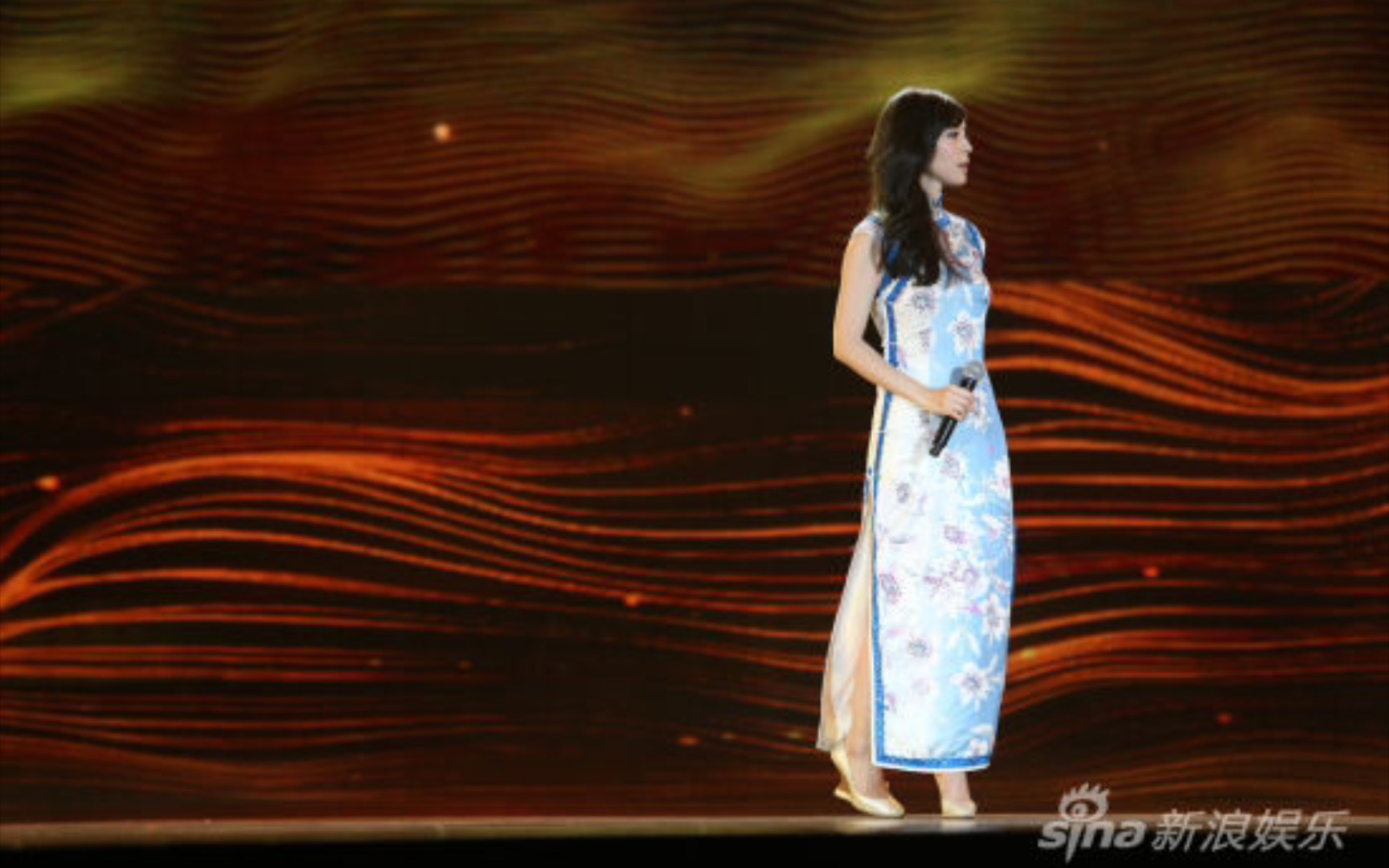 第22届中国金鸡百花电影节,演员张静初小姐身穿旗袍演唱中国电影名歌