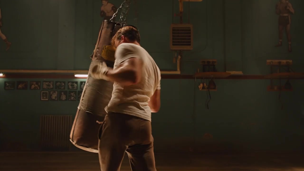 美国队长的力量有多大,有人能算一下这个飞出去的沙袋吗_哔哩哔哩