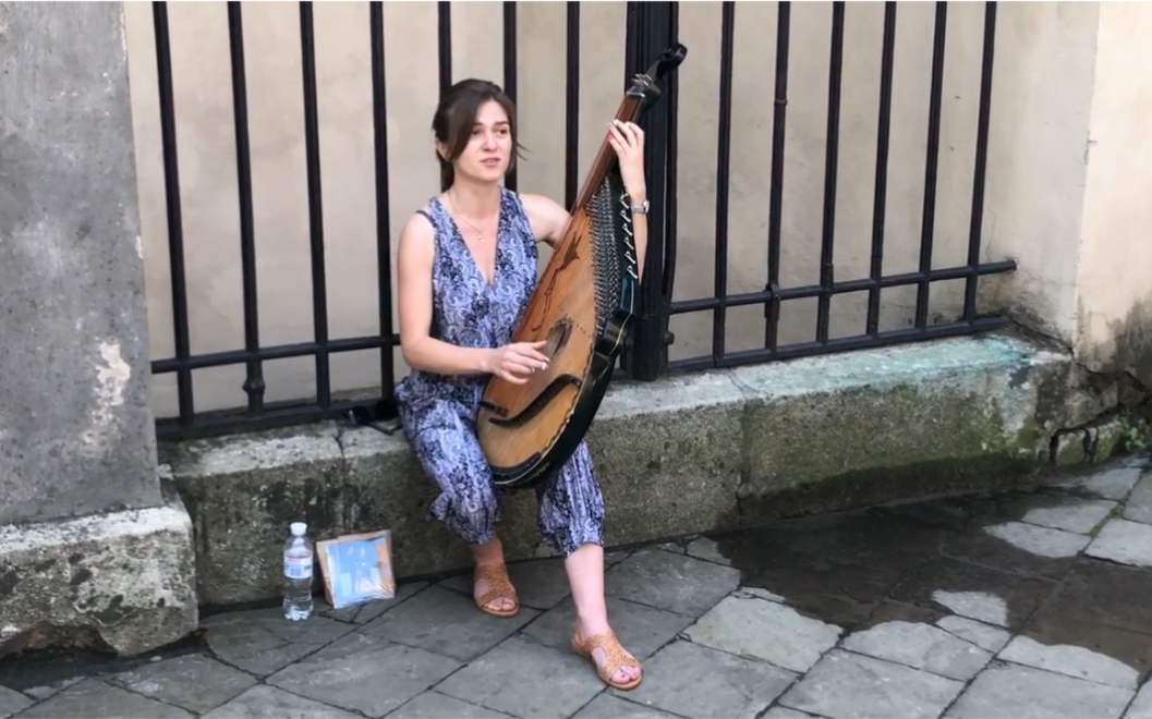 乌克兰利沃夫街头班杜拉琴弹唱avemaria