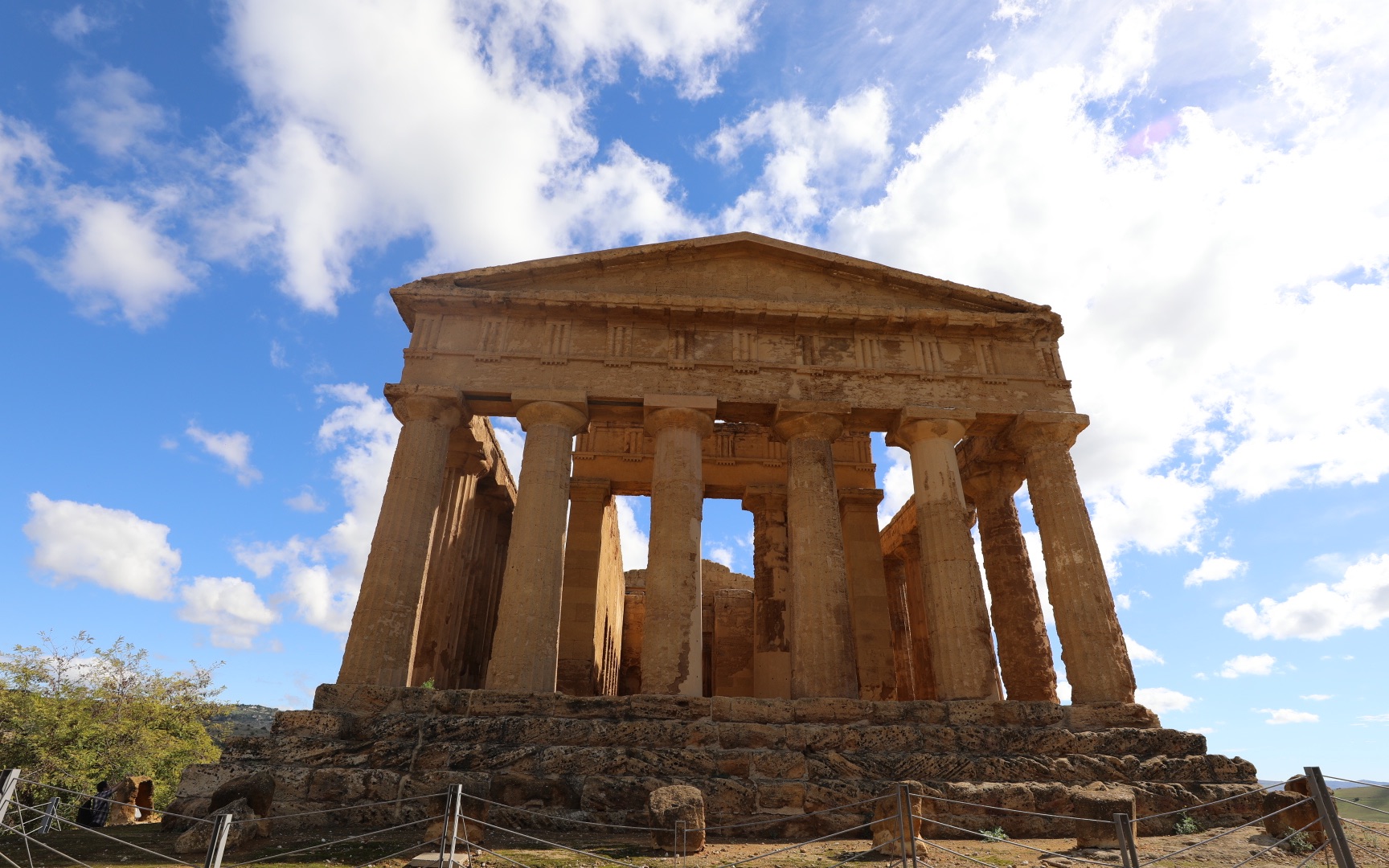 位于西西里岛东赤色古希腊神殿遗迹