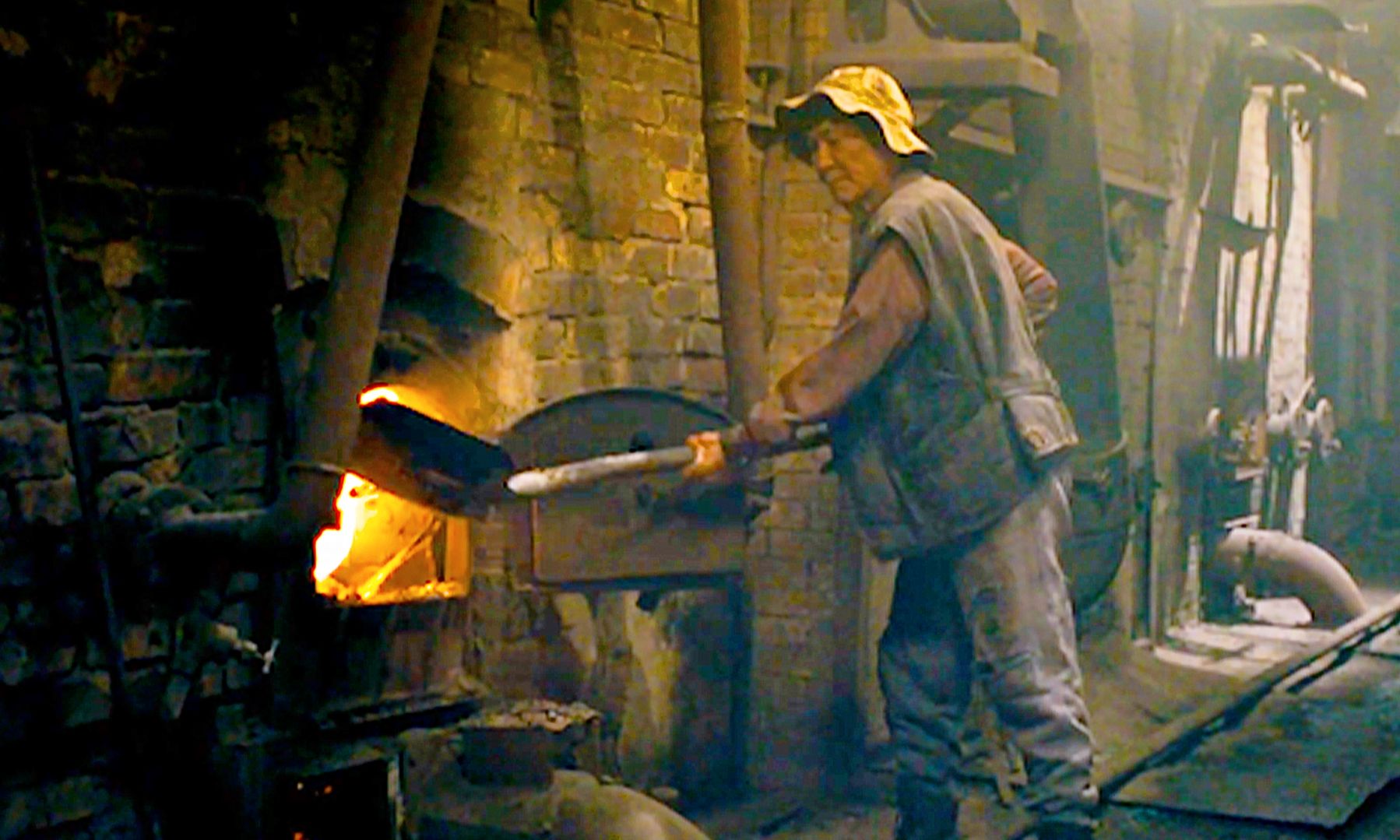 锅炉工,帮人处理尸体,完事后,才发现烧的是自己女儿,悬疑片