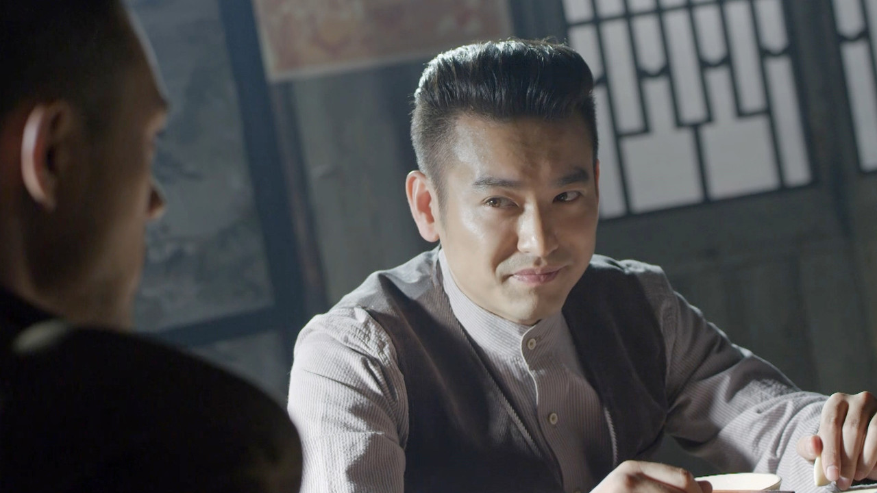 飞哥战队小伙在屋里吃面却被大哥用枪指着他是否会害怕