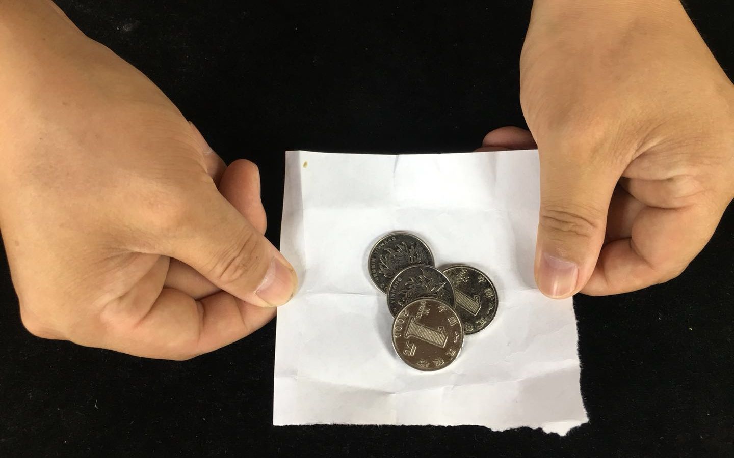 为什么包在纸里的硬币会消失不见?特简单,学会去餐桌上就能表演