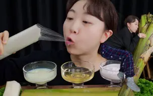 Tải video: 【yamyami美食】香蕉茎芯也能吃！拉的丝在嘴里嚼着好像口香糖~