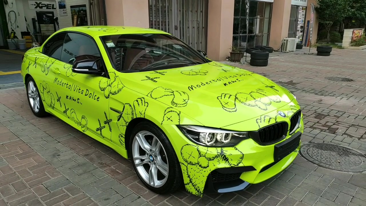 宝马m4车身个性涂鸦kaws考斯开上路会不会吸引更多目光?