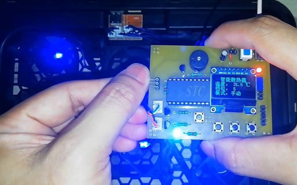 基于单片机的笔记本电脑智能散热底座设计作品说明与演示(STC12C5A60S2+0.96英寸OLED模块+DS18B20+SS8550)哔哩哔哩bilibili