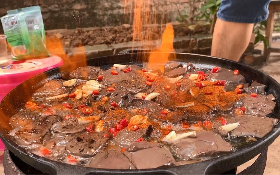 猪血这样吃才叫爽,两斤猪血往铁板上一扔,倒上白酒那刻,太香了