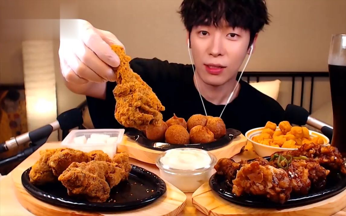 韩国小哥哥直播吃炸鸡腿,奶酪球,可乐加冰,此乃最佳搭配