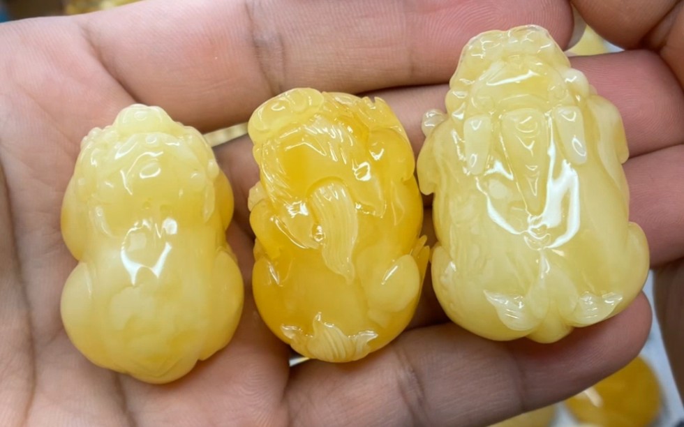 精工雕刻蜜蜡貔貅吊坠锁骨链毛衣坠