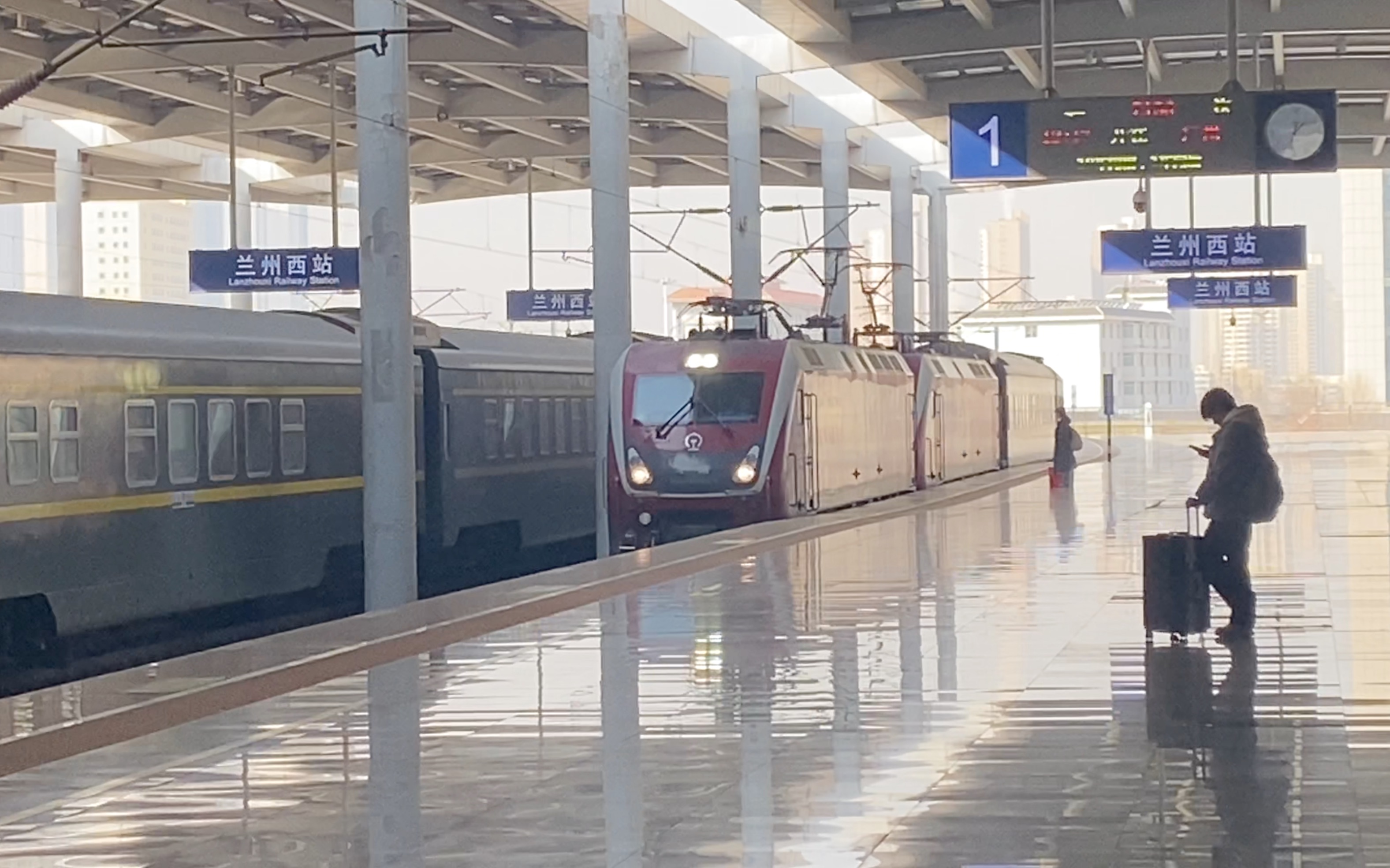 z136次 兰州西站1站台进站