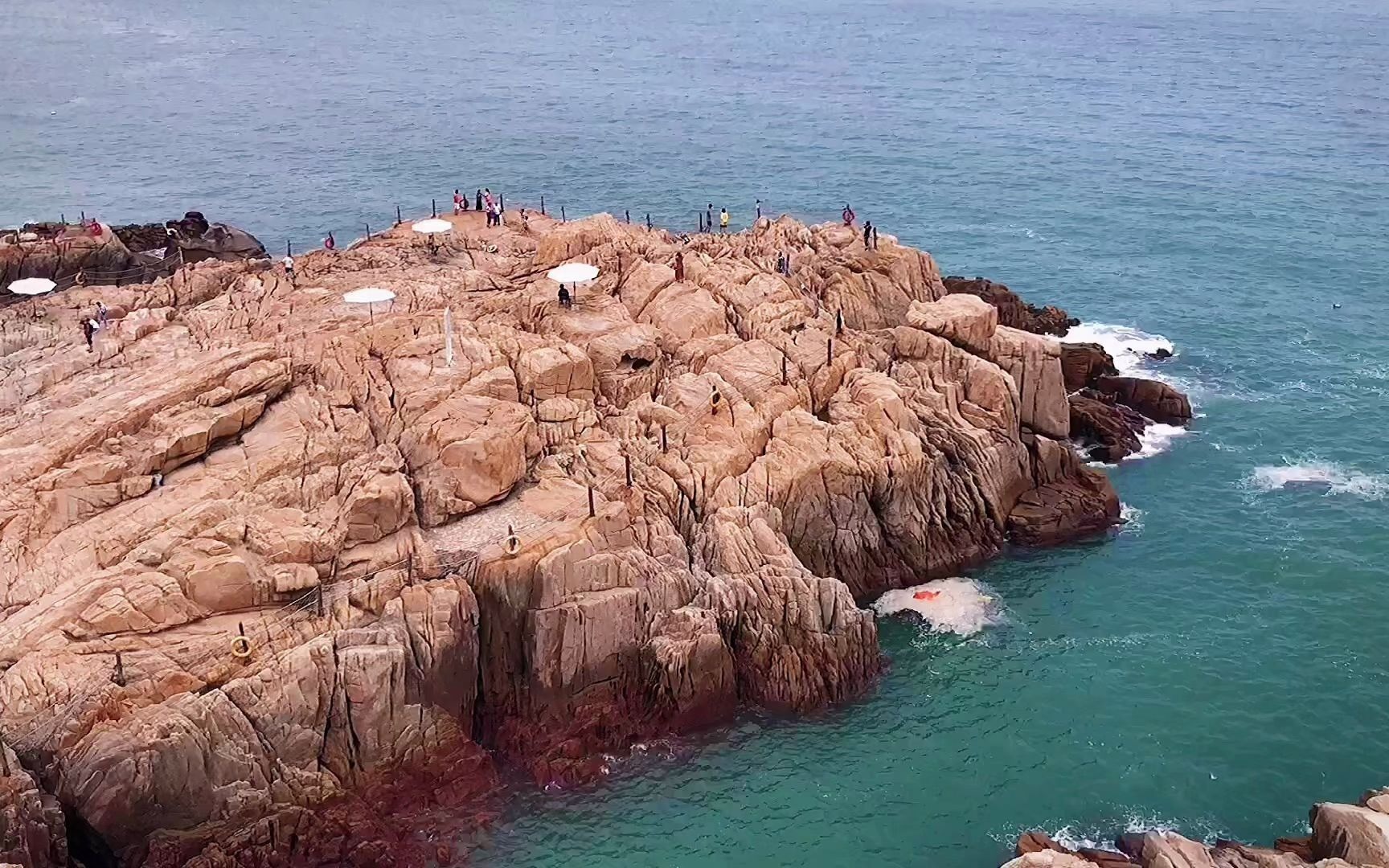 福建省福州市连江县平流尾海岸,确实是中国少有的美到窒息的蓝.海,那是太太的故乡,当江浙小桥流水人家长大的孩子遇见海之波澜.希望退休后可以...