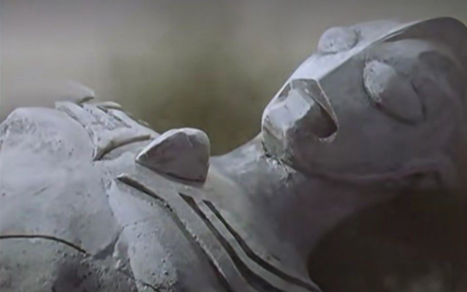 迪迦奥特曼的巨人石像图片