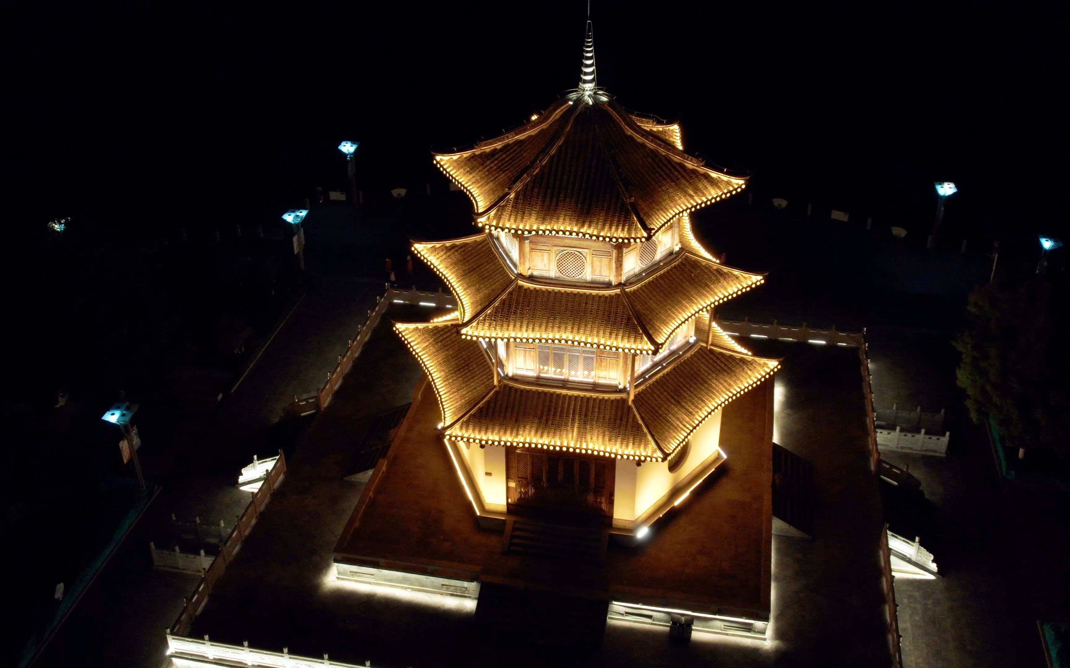 航拍昆明安宁市人民广场,绚丽多彩的水晶灯光秀,成为夜景新地标