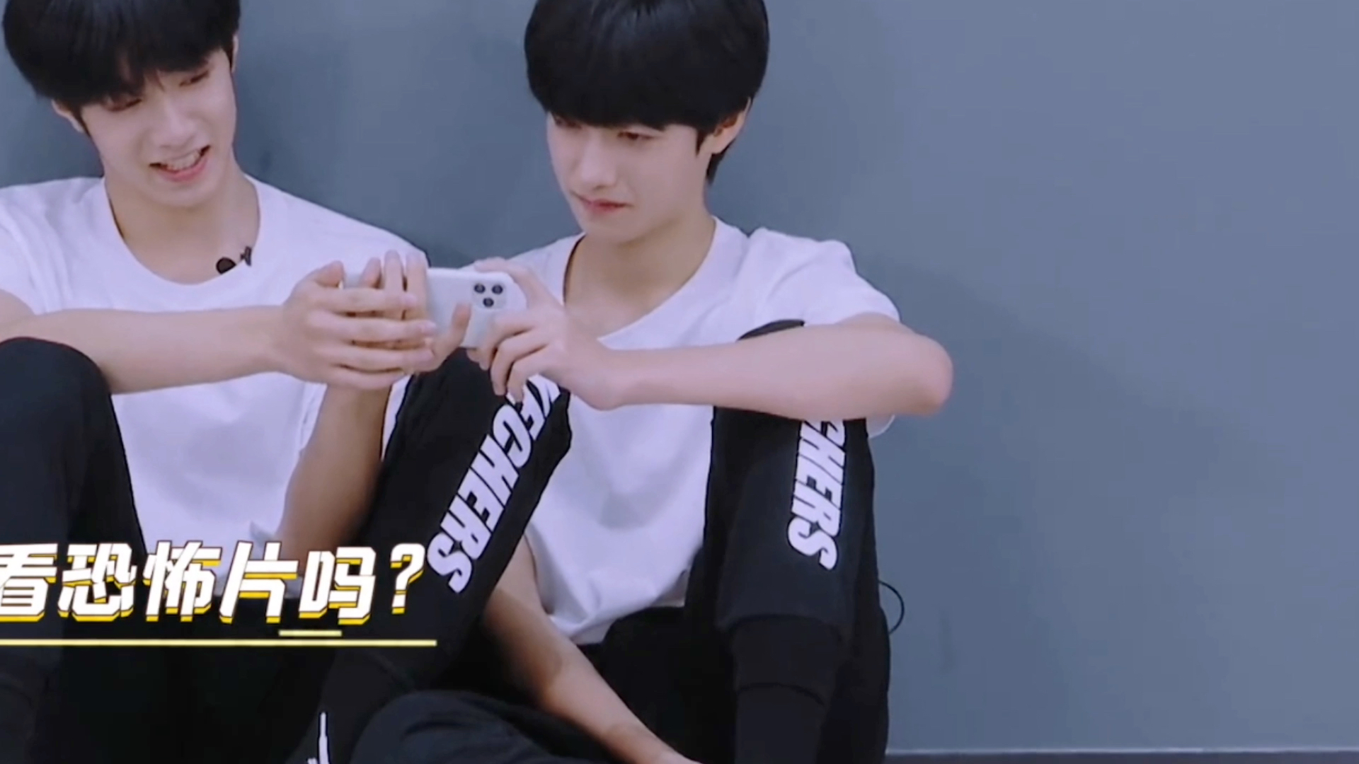 文朱重温toublemarker舞台的两位朱朱害羞的小表情以及看视频上头的刘