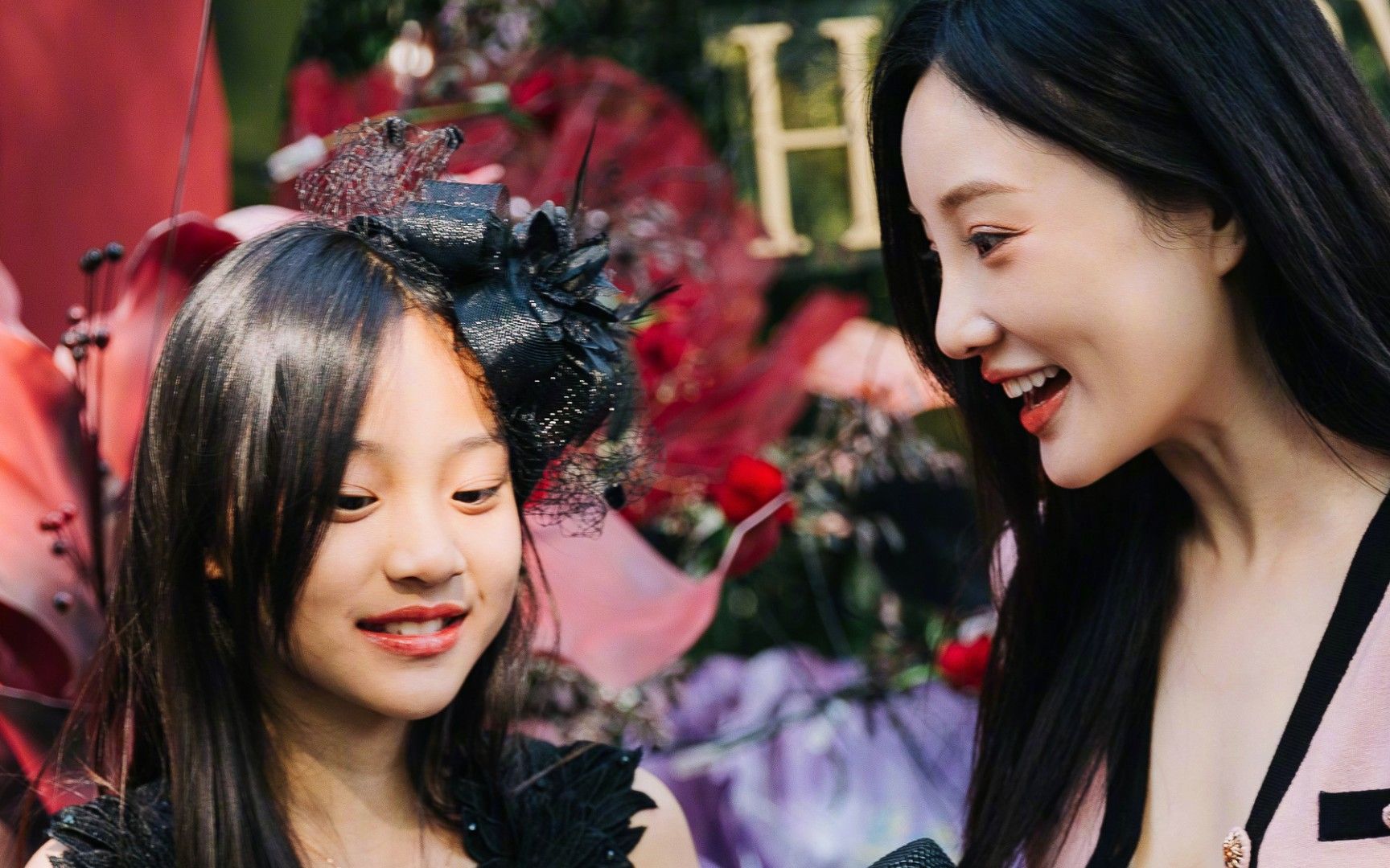 李小璐带女儿体验卡丁车,甜馨天赋极高酷拽炸场,母女俩融洽似闺蜜
