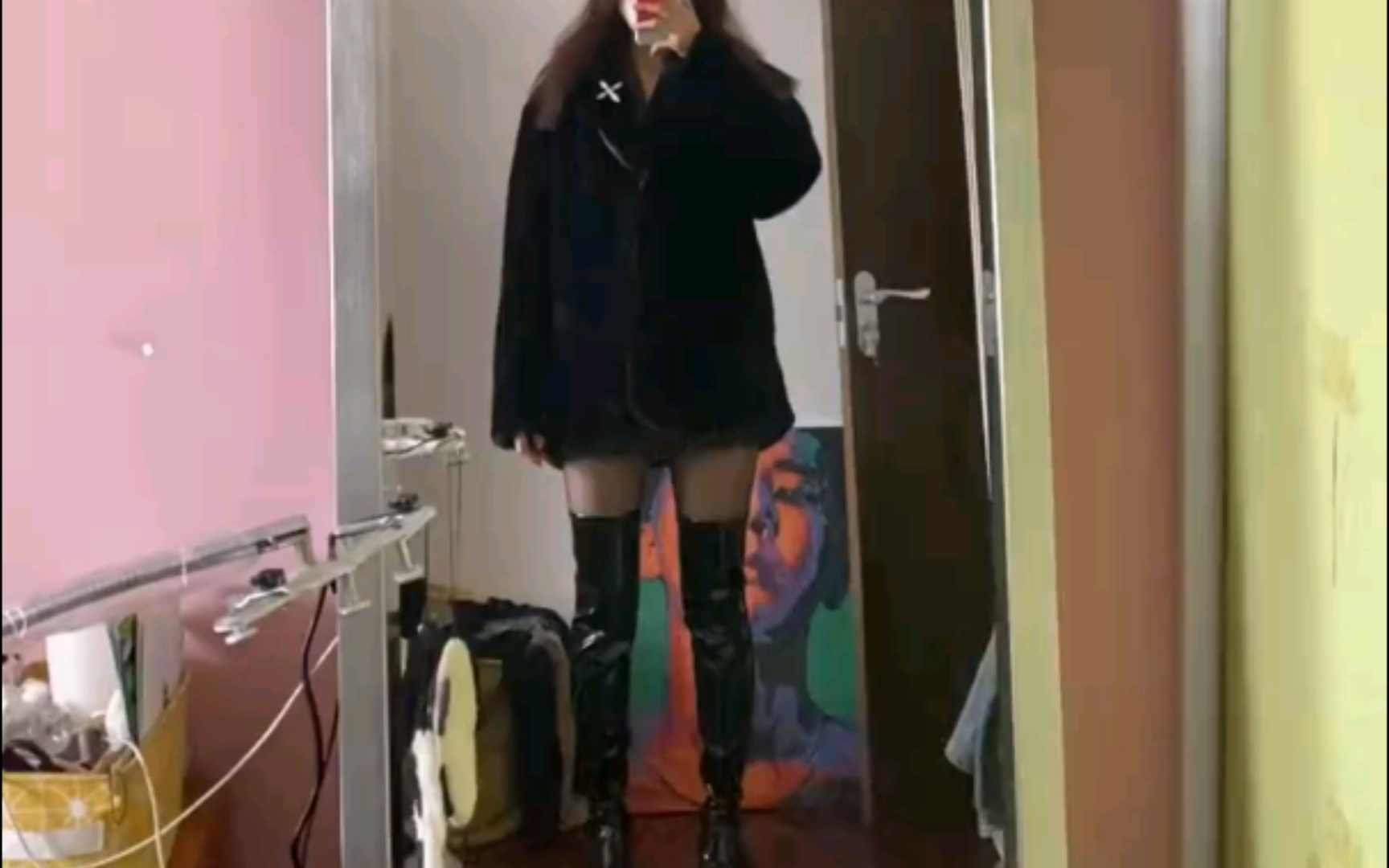 方糖漆皮过膝长靴对镜自拍