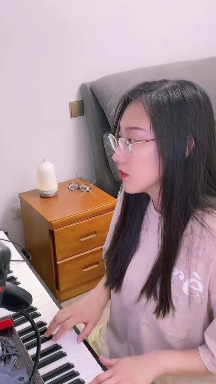 戴了眼镜果然斯文败类感油然而生vava王嘉尔合作新歌造音行动