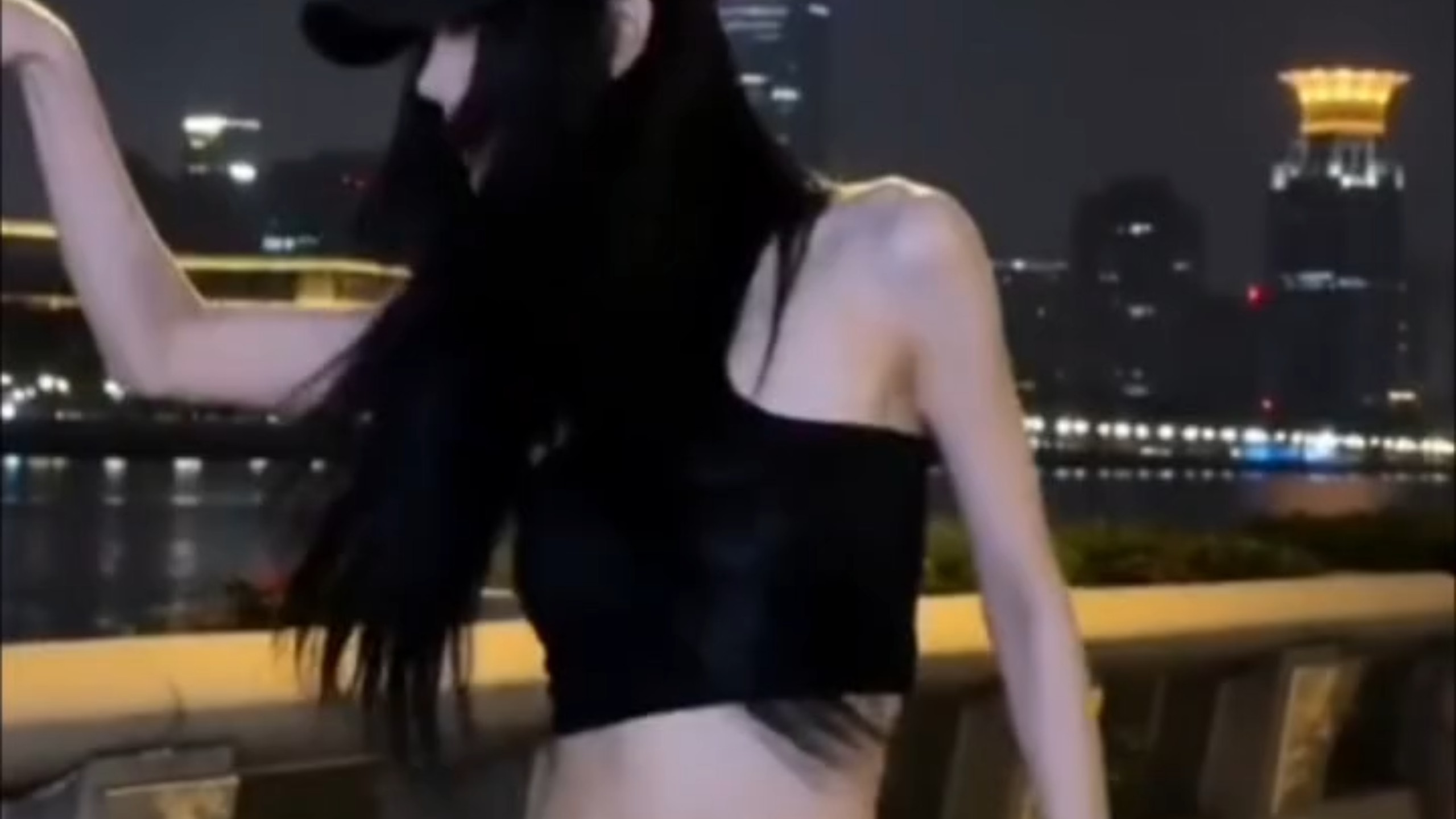 裴佳倪进行曲 260818裴佳倪酷炫刀群舞！