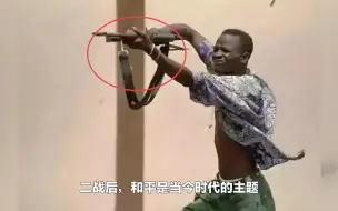 Tải video: 非洲叔叔教你压枪，AK47举过头顶扫射，几万发子弹都打不死人