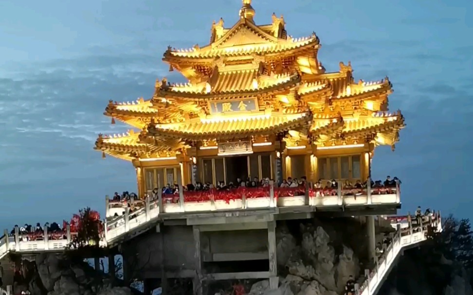 老君山金殿亮灯瞬间