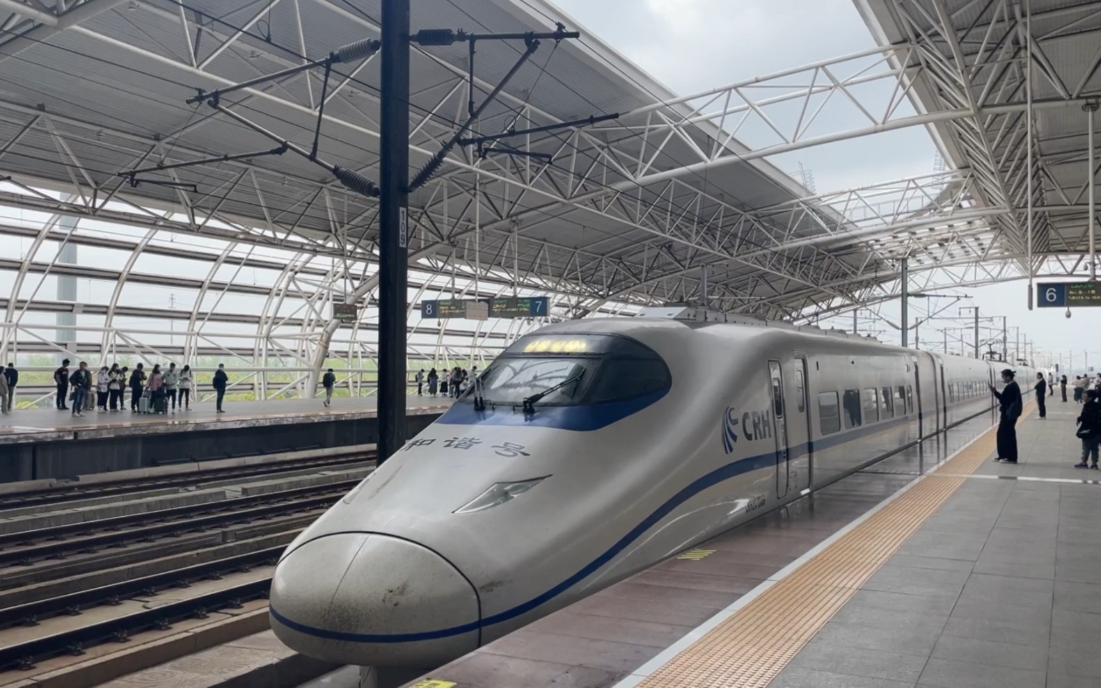 连云港-上海的g8251次crh2c2089动车组重连crh2c2066动车组进入昆山