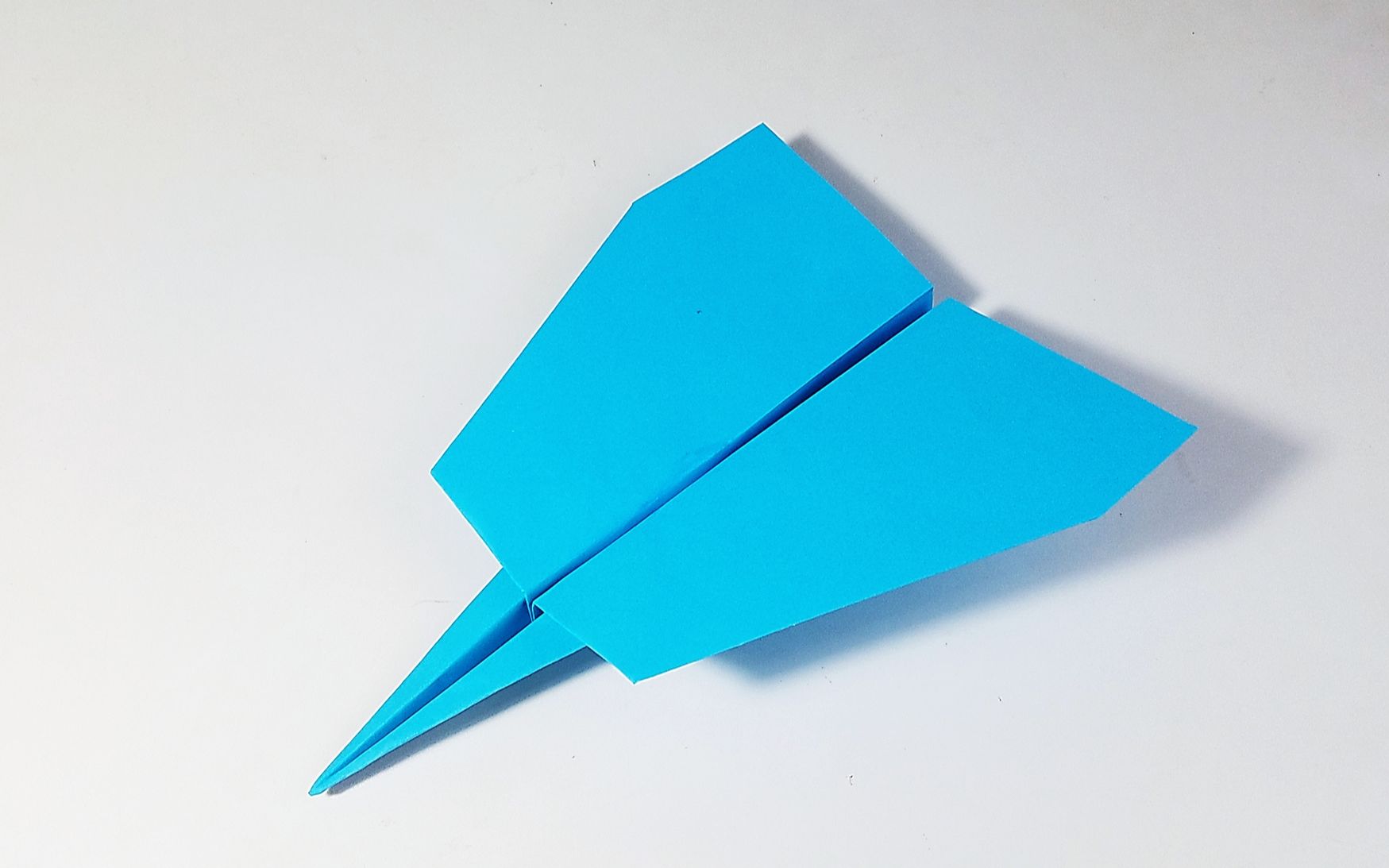 折纸飞不下来的滑翔机图片