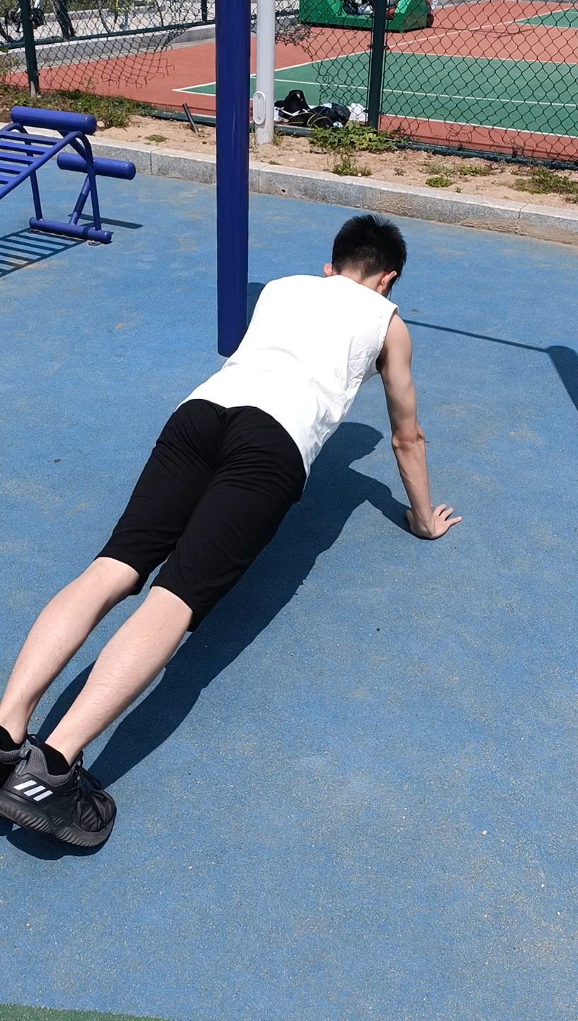 男高中生自律挑战一个赞一个俯卧撑,一个币一个引体.7.2截止