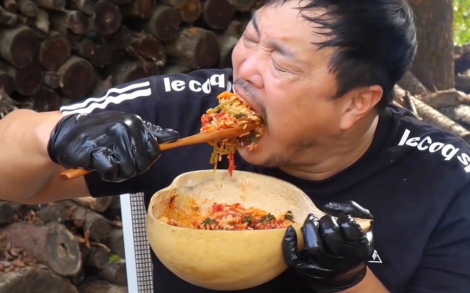 【丛林野食壮汉】韩国吃播 和妈妈一起挑战"生牛肉"拌饭!