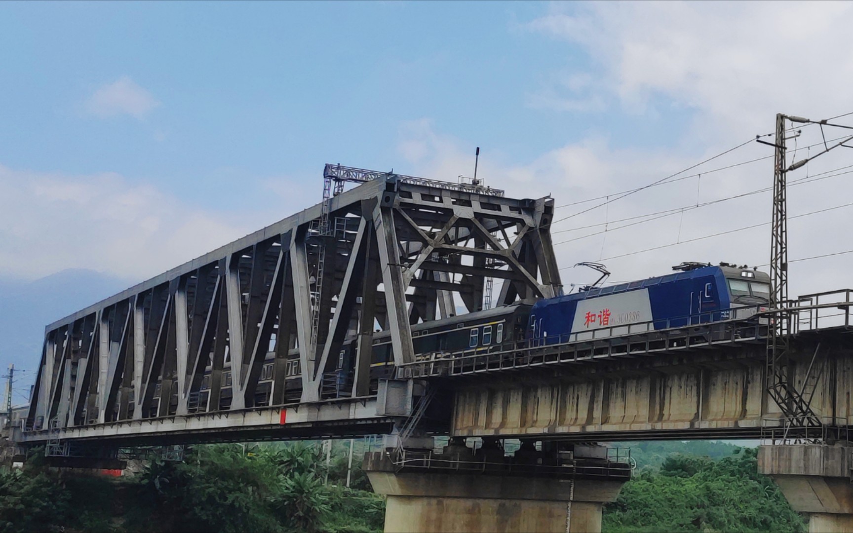 广铁长段hxd3c0386牵引k775次列车快速通过乐昌武江桥
