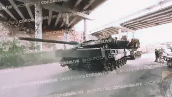 Скачать видео: 库宾卡雅座一位！一辆豹2A6被俄军拖回，去库宾卡前应该会在德国大使馆前摆一会