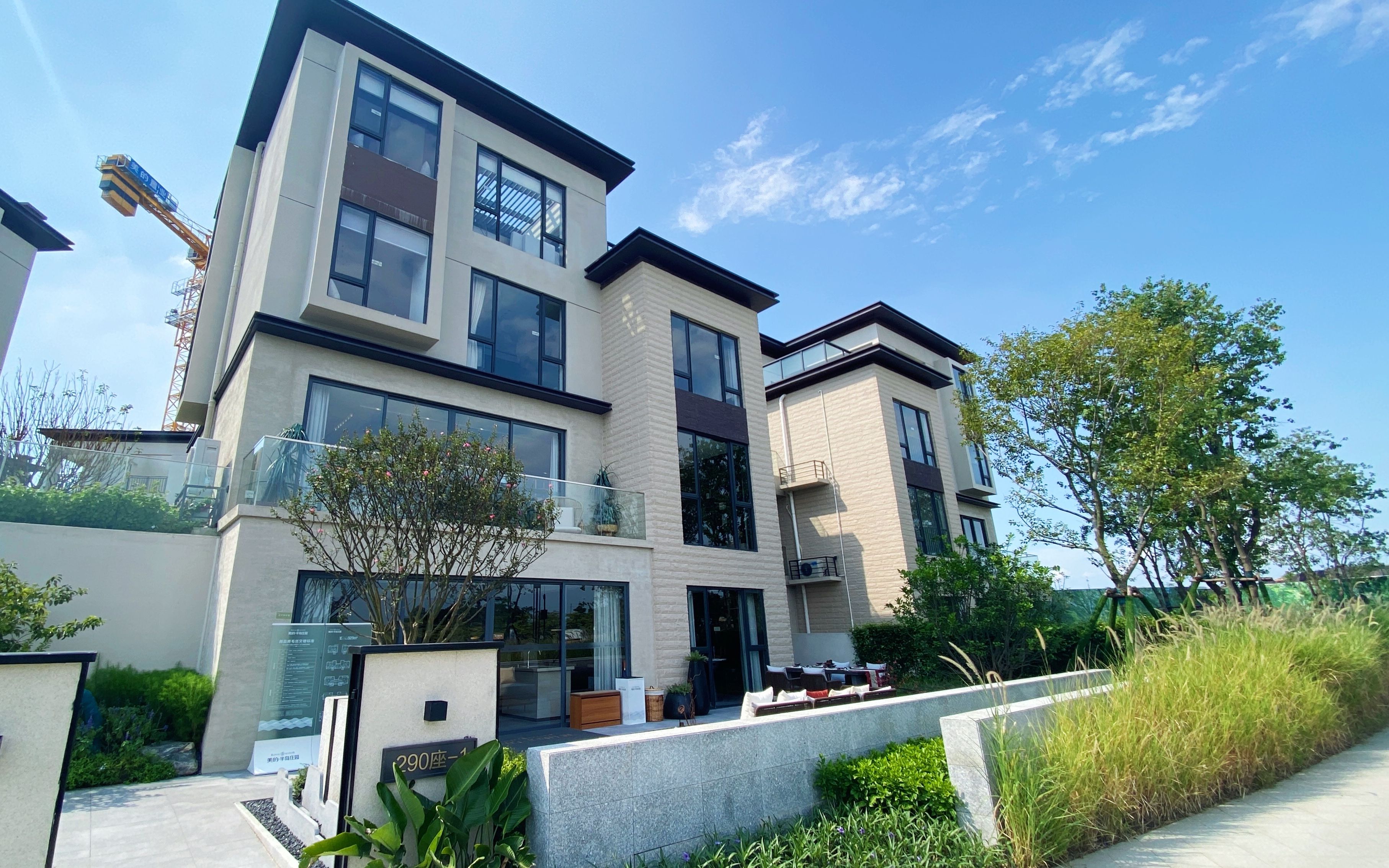 佛山323㎡湖景别墅,前后花园300平,网友:买两套变独栋豪宅,真香_哔哩