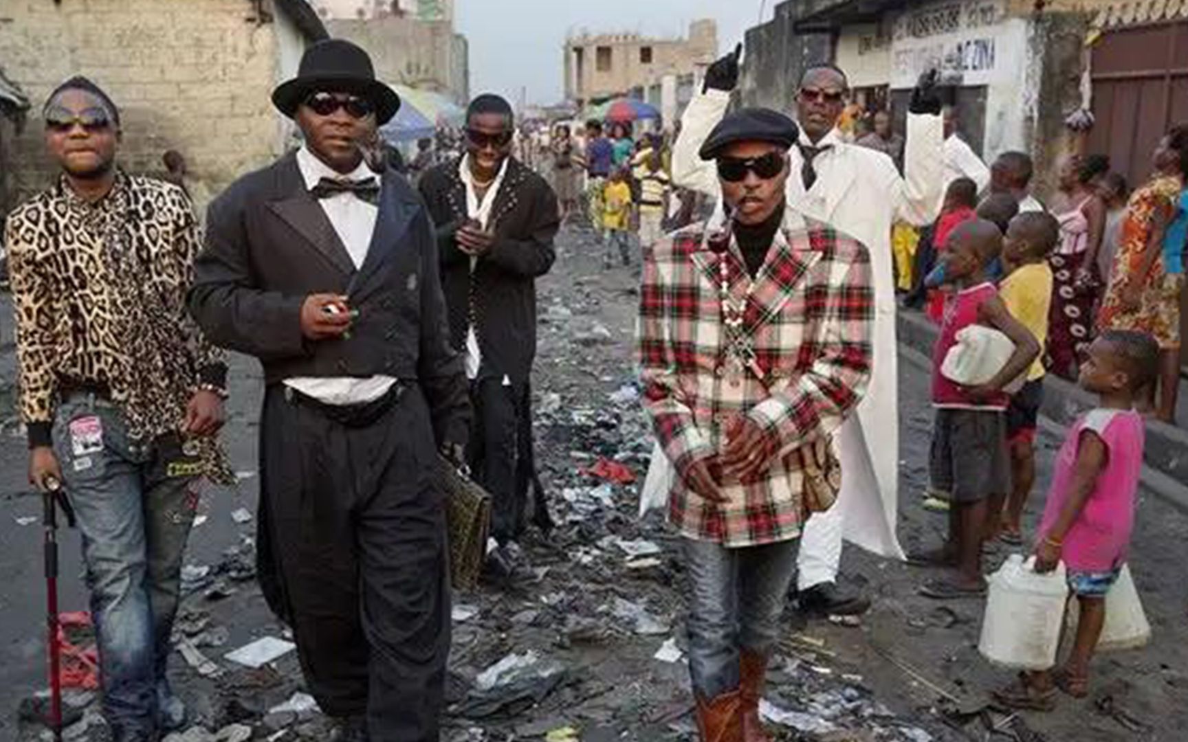 非洲贫民窟的奇葩萨普人,饭都吃不上了,还要贷款买名牌奢侈品!