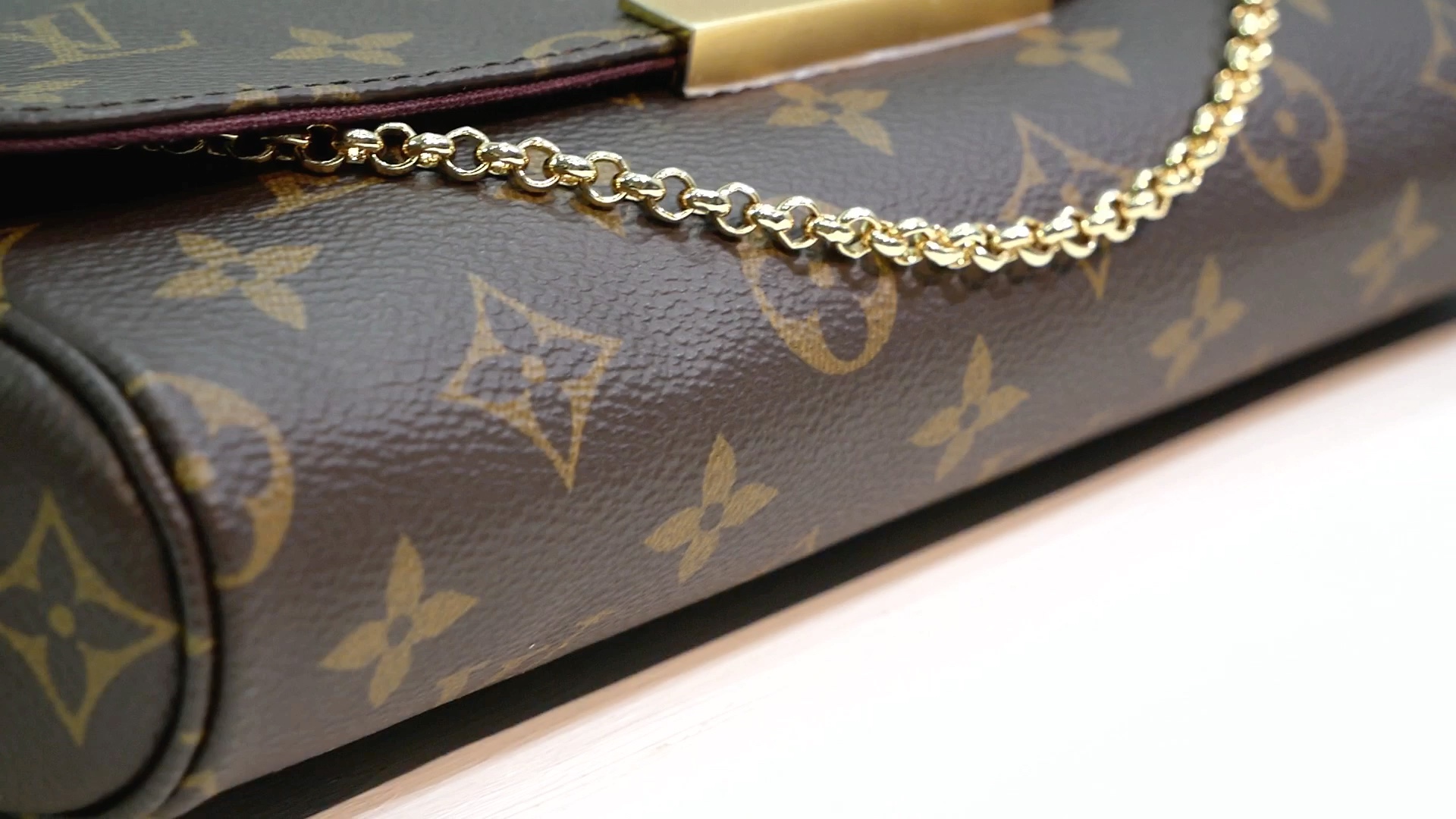 lv路易威登老花晚宴包,驴家m40718是很经典的小斜跨包包了,配了一个