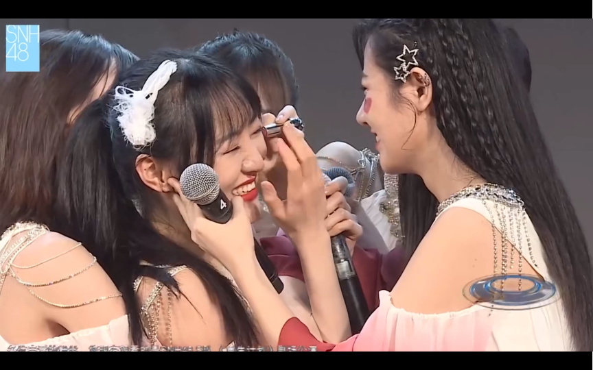 20190517 张语格 孙芮 李宇琪 孔肖吟给莫寒脸上画口红