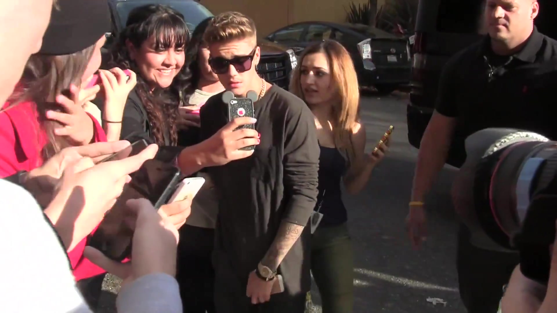 justinbieber比伯抵达power106电台亲民和粉丝拍照粉丝在门口唱起as