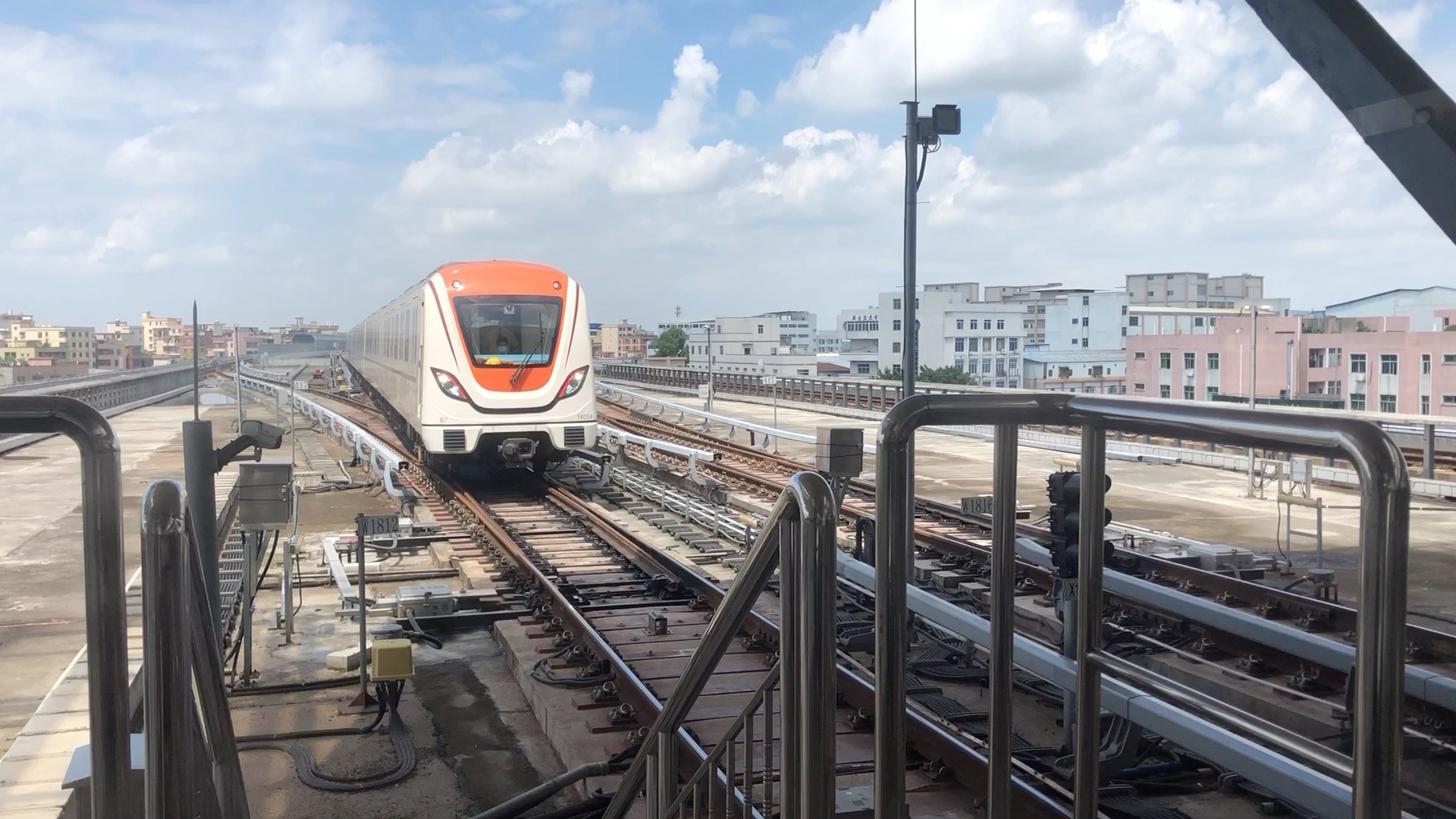 广州地铁14号线新和站镇龙方向列车进出站