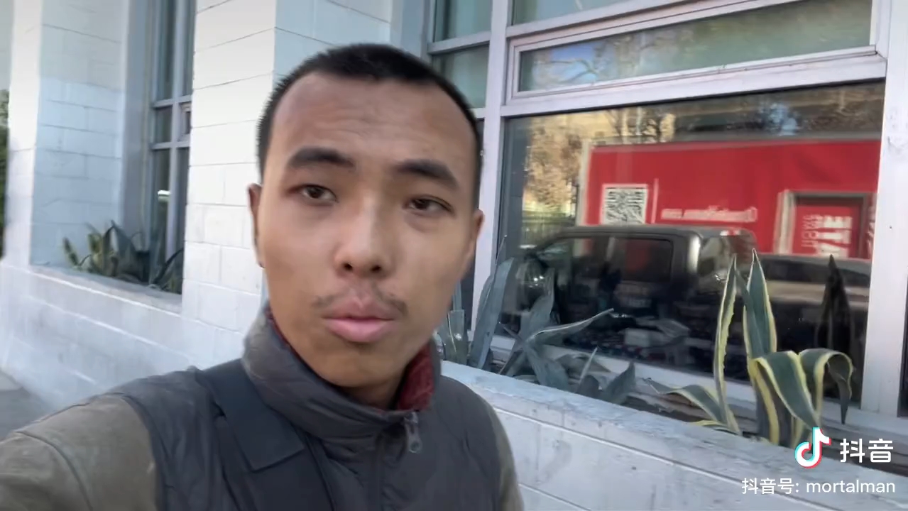 《美国丁胖子金牌讲师》我才知道,这个汽水是一次性拿十瓶走的,老佛爷