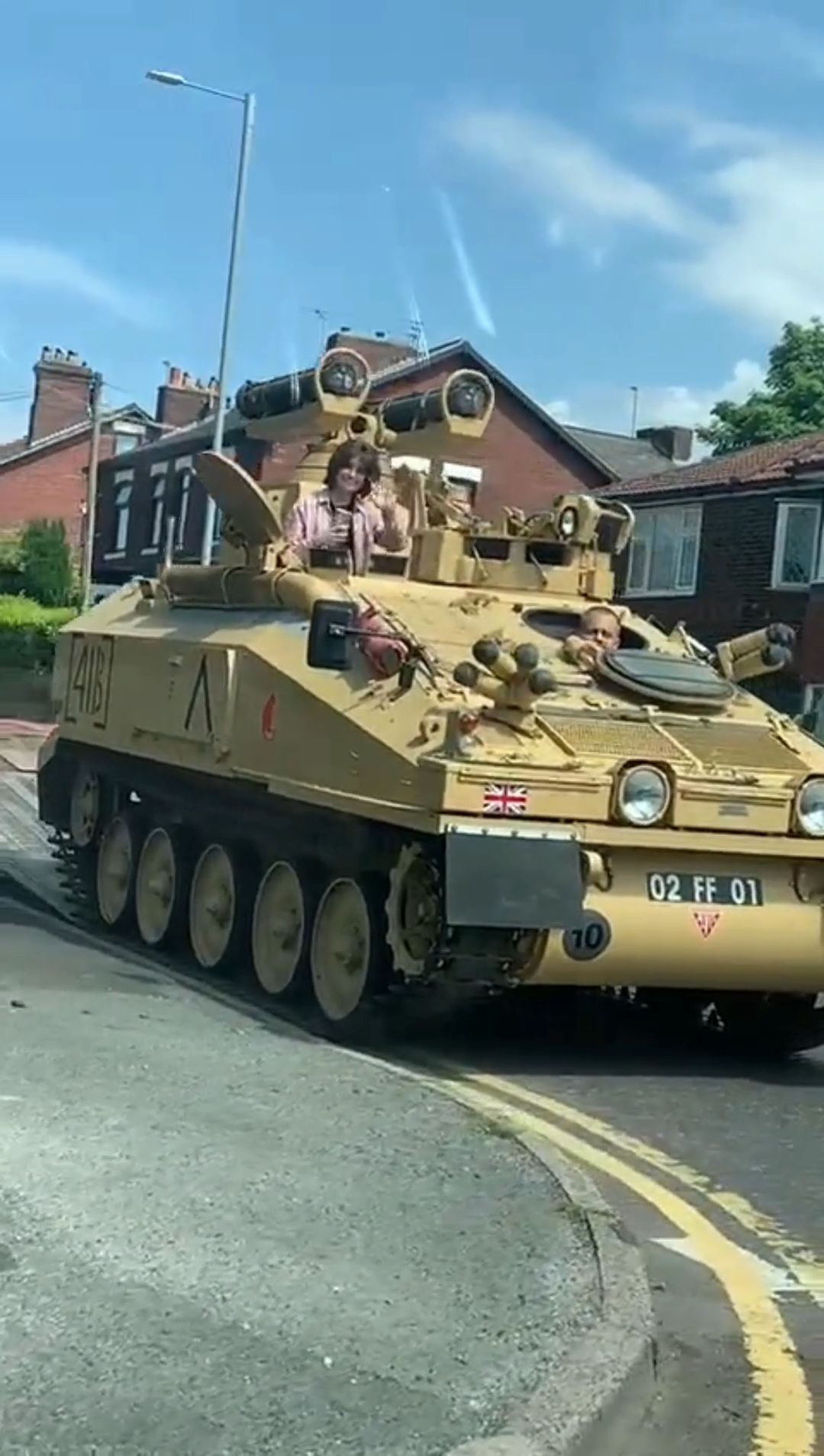 英国街头的斯巴达人装甲车