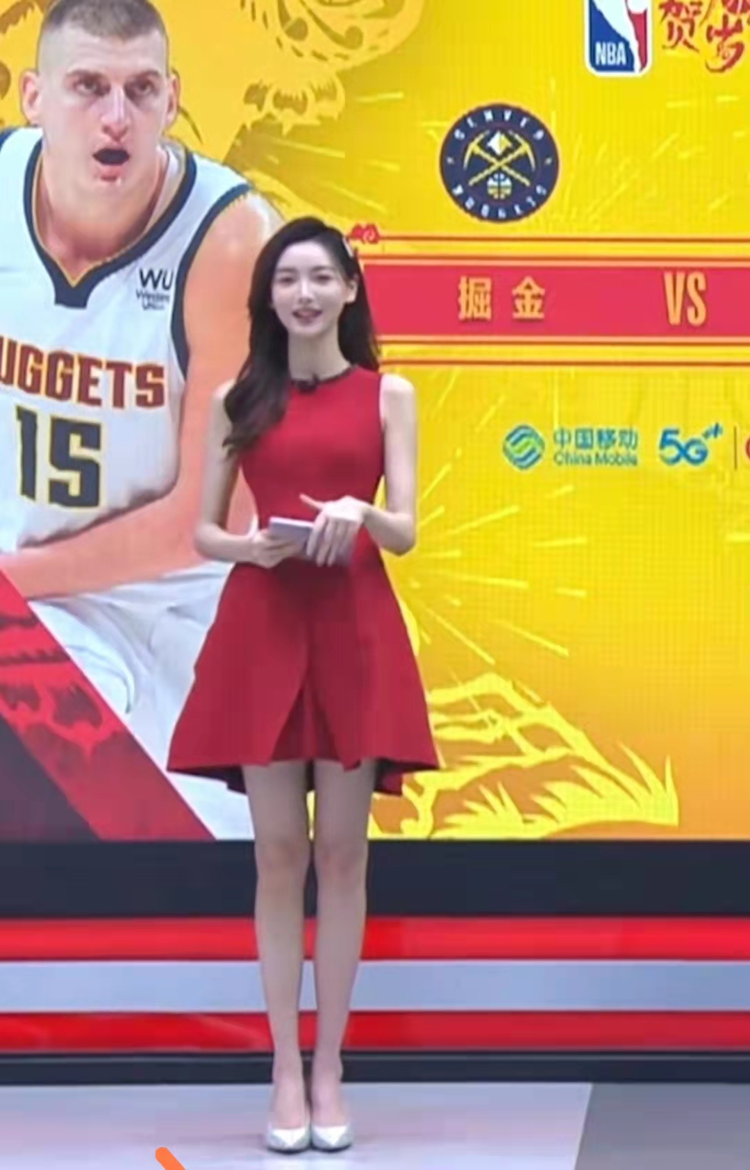 咪咕体育女主持人在节目中被导演骚扰,短裙被掀起网友不能接受_哔哩