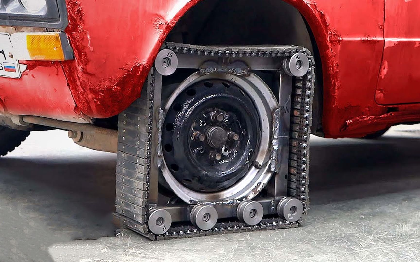 世界独一无二的方形轮胎汽车,采用履带式结构,能正常行驶吗?