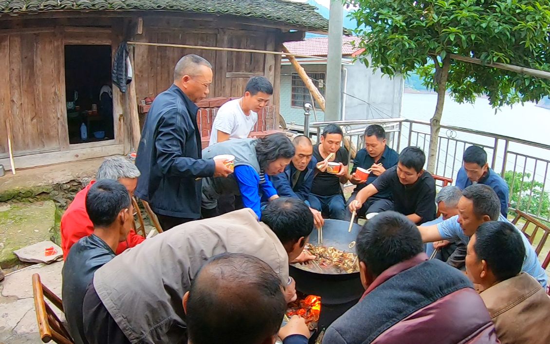 罕见农村打牙祭吃狗肉,你有多久没经历过这场面了,太热闹了哔哩哔哩bilibili