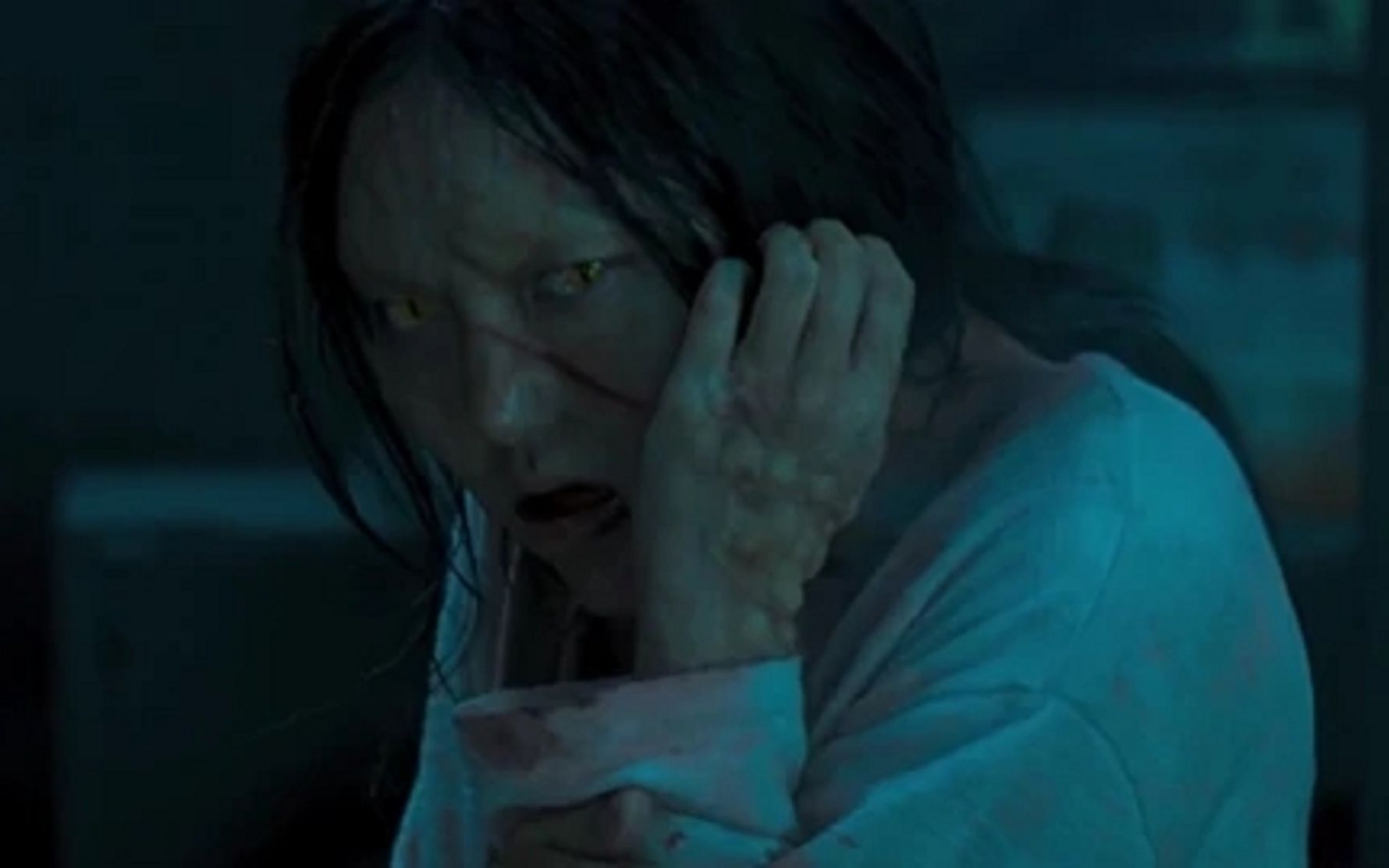 苦命少女先是被恶魔附身后又要被神父欺负