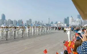 下载视频: 海军军乐行进表演《强军战歌》 20230418 青岛国际会议中心 演奏：海军军乐团 指挥：李一明