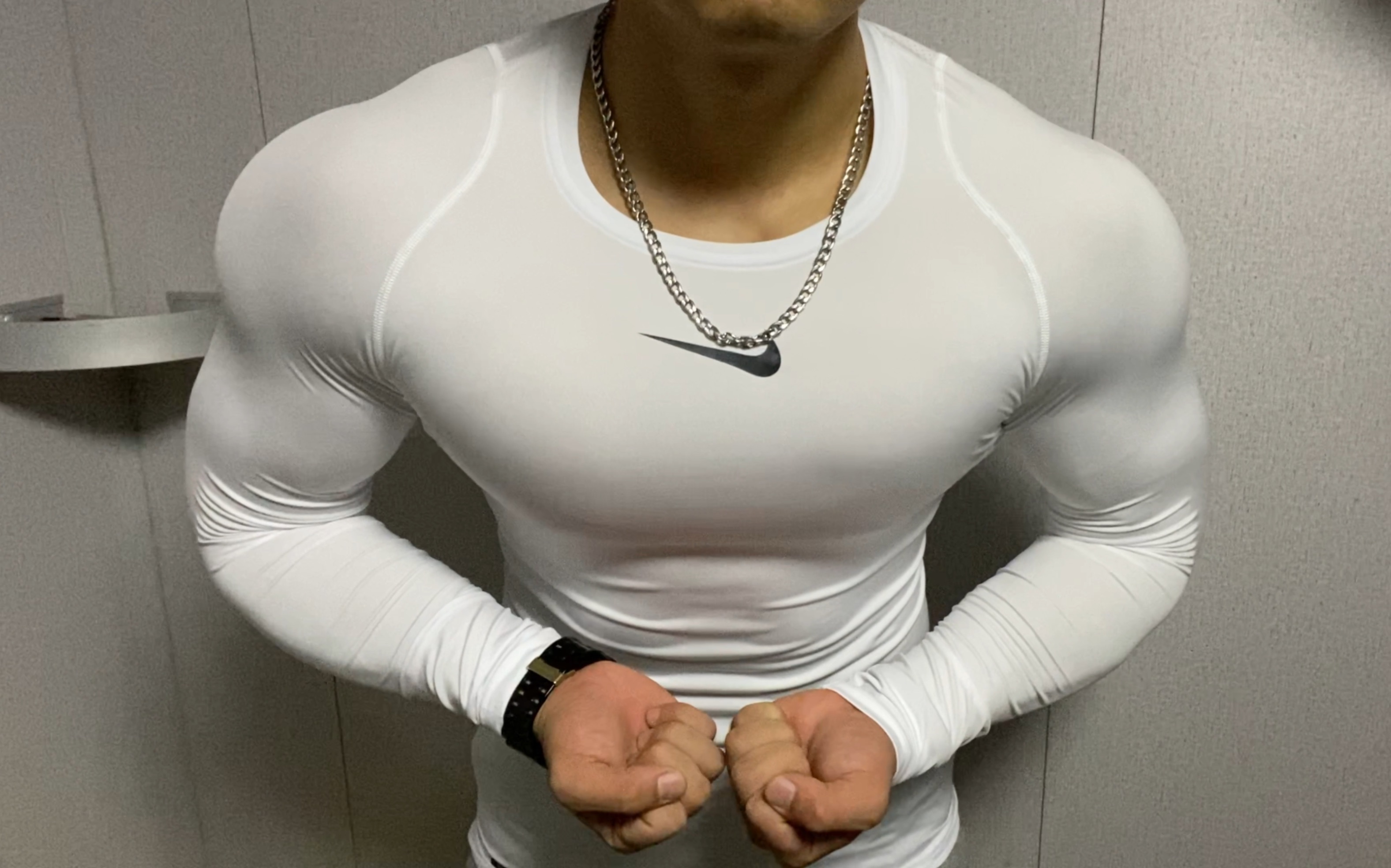 变肥了,但没有完全肥,还能隐约看到腹肌!