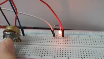arduino可变电阻调节LED灯的亮灭