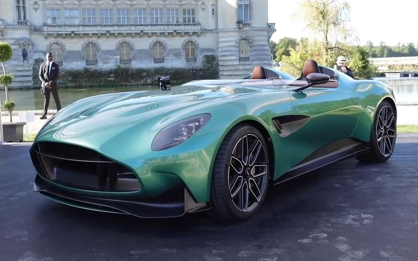 实拍阿斯顿·马丁全新双座敞篷概念跑车dbr22 庆祝q定制部门成立十
